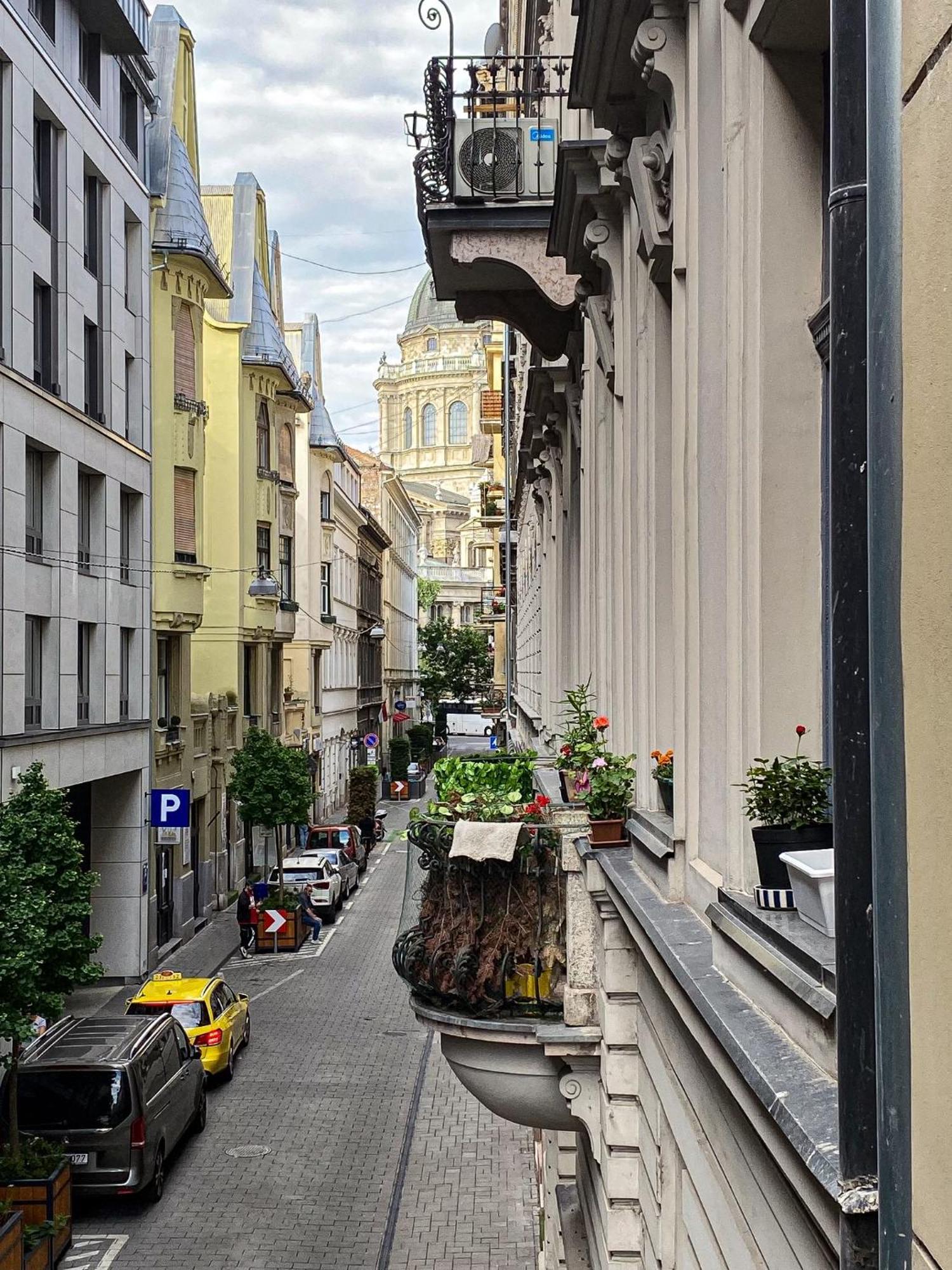 Modern And Minimalist Apartment In Downtown Budapest Exterior photo